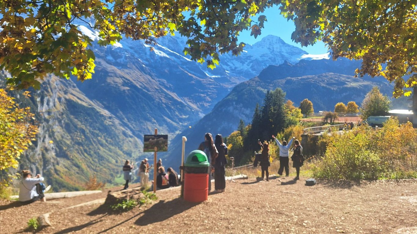 Touristen in Mürren im Berner Oberland Touristen in Mürren im Berner Oberland
